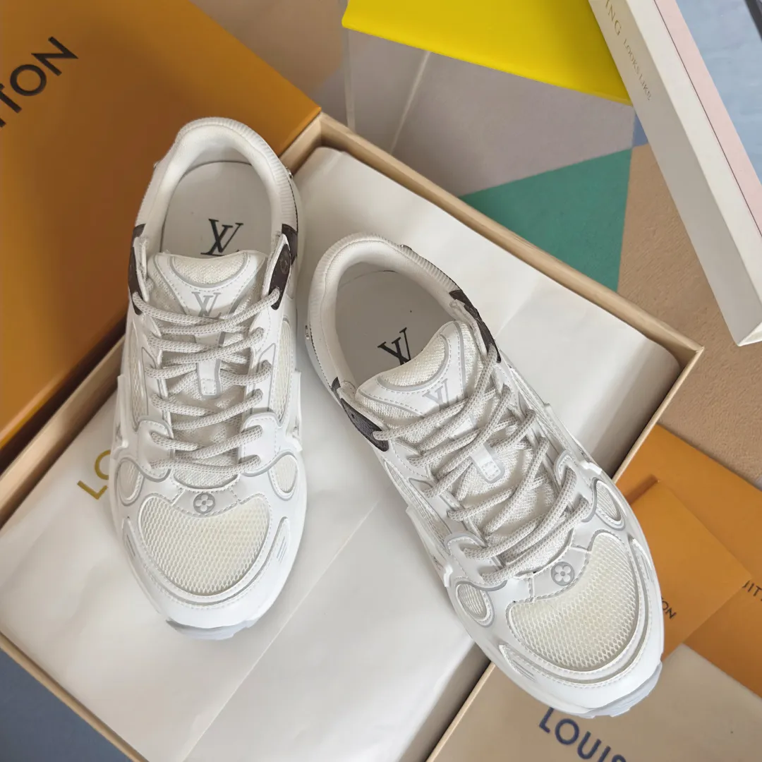 Top version: Couple model 640💰 LV Louis Vuitton L House Donkey Brand Latest Olympia Series Couple Model Silver Horn King Casual Sports Shoes Running Shoes This LV Olympia sports shoe combines mesh fabric and metallic synthetic leather and other technical fabrics to reinterpret the classic running shoe design with a neat and simple design. Lightweight EVA outsole provides a stretchy fit. Rich details such as Monogram embossing and LV letters establish recognition. Exquisite packaging at the delivery counter🛍📦 ▪️Fabric: original imported technical fabric + mesh ▪️Inner lining: original customized breathable mesh ▪️Sole: original molded rubber foam material ▪️Sole thickness: 3.5CM ▪️Size: women's 35-40 / men's 39-44